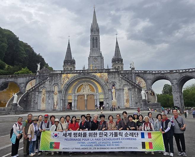 프랑스 루르드 로사리오 대성당 앞에서 순례자들