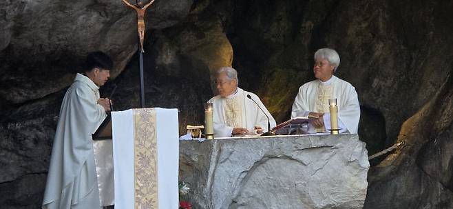 김정수 바르나바 신부가 마사비엘 동굴에서 인천교구청 신부들과 함께 미사를 집전하고 있다. 사진 가운데가 김정수 바르나바 신부.