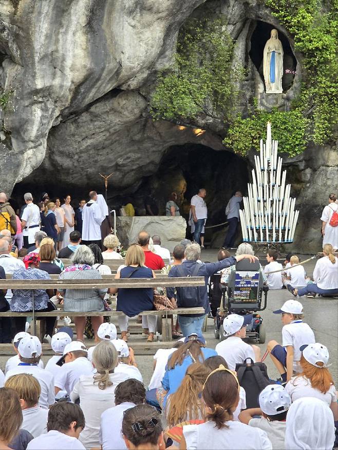 프랑스 루르드 마사비엘 동굴에서 미사 드리는 세계 각국의 순례자들