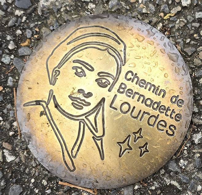 마사비엘 동굴에서 18번 성모발현을 체험했다는 베르나데트.