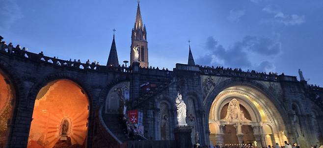 루르드  로사리오 대성당 야경