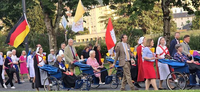 로사리오대성당에서 열리는 야간 미사에 참석하기 위해 모인  전세계 각국의 순례자들