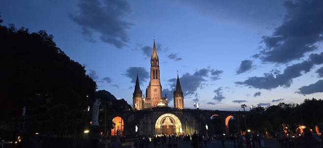 프랑스 루르드 로사리오 대성당에서 야간 촛불행렬에 참석하고 있는 세계 각국 순례자들