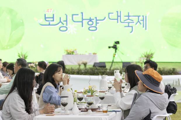 관광객들이 지난 5월 개최된 보성다향대축제에서 오후의 차밭(그랜드 티파티)을 즐기고 있다. 보성군 제공
