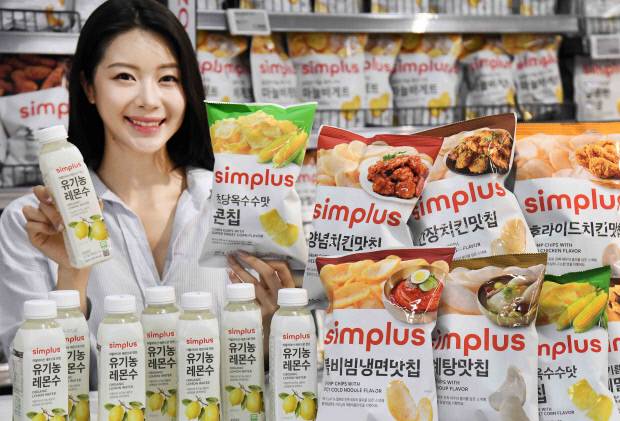 본격적인 여름 휴가철을 맞아 광주·전남 지역 대형마트가 치솟는 장바구니 물가를 잡기 위해 할인 경쟁을 펼친다. 사진은 최근 홈플러스가 여름철을 겨냥해 합리적인 가격으로 출시한 ‘심플러스’ 스낵과 레몬수를 들고 있는 모델의 모습. 홈플러스 제공