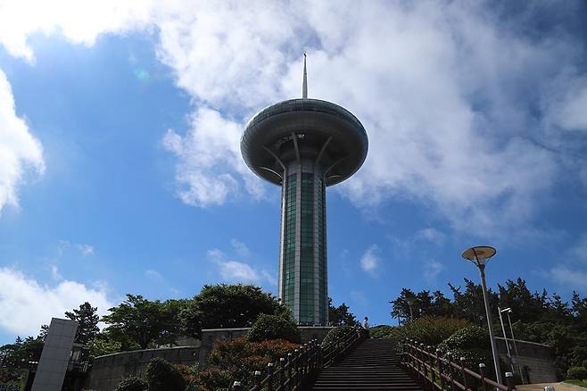 완도타워는 동망봉 8부 능선 해발 132m 지점에 76m 높이로 우뚝 서 있다.