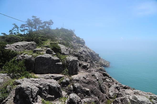 큰개머리는 완도 남서쪽 끝에 자리한 ‘곶’으로 기암절벽을 이루고 있다.