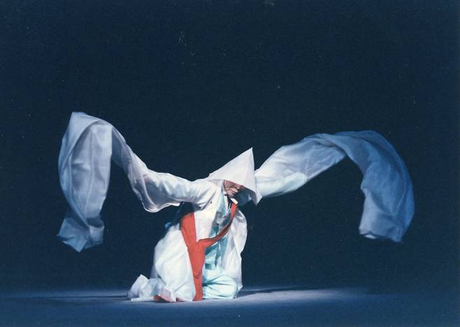 승무·살풀이 공연 모습. /우봉이매방아트컴퍼니 제공