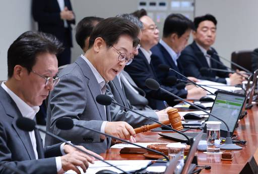 이재명 대통령이 15일 서울 용산 대통령실 청사에서 열린 국무회의에서 의사봉을 두드리며 개회 선언을 하고 있다. /연합뉴스 제공