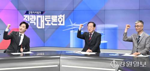 강원자치발전 전략 대토론회 속초시 편이 14일 G1방송 스튜디오에서 이병선 시장, 추용욱 강원연구원 박사가 참석한 가운데 열렸다. 신세희기자