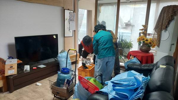 양산시 돌봄활동가들이 홀로 사는 어르신 가정을 방문해 정리정돈 및 청소를 하고 있다. / 양산시