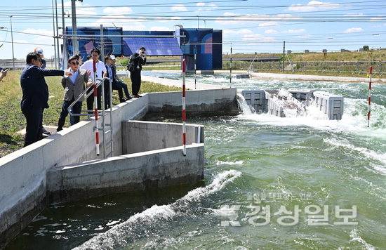 ▲ 김두겸 울산시장이 이끄는 해외 문화경제사절단이 지난 13일(현지시간) 2024 파리올림픽 카누 슬라럼 경기장인 바이에르-쉬르-마른 수상경기장을 방문해 시설을 둘러보고 있다. 울산은 국내 최초로 국제규격의 카누 슬라럼 경기장 건립을 계획하고 있다. 파리=김동수기자 dskim@ksilbo.co.kr