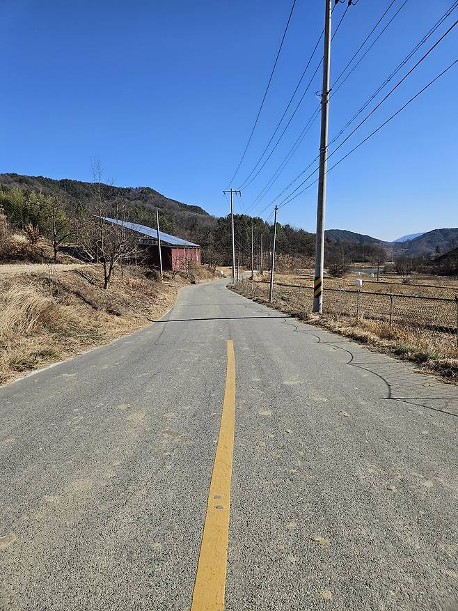 상주시와 구미시 경계 지점에서 구미 옥관리 방향 도로에 중앙선이 끊겨 있다. /곽인규 기자