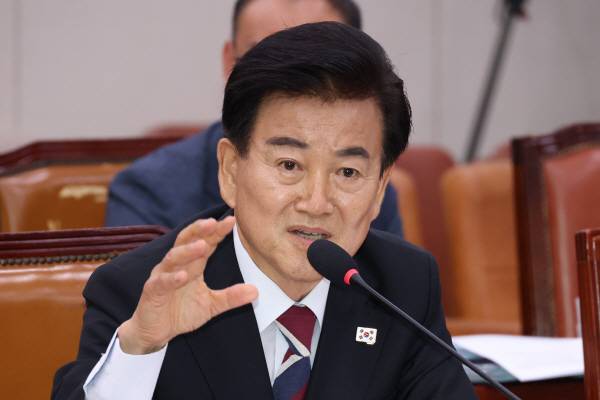 정동영 통일부 장관 후보자가 14일 오전 서울 여의도 국회 외교통일위원회 전체회의장에서 열린 인사청문회에서 의원 질의에 답하고 있다. 뉴스1