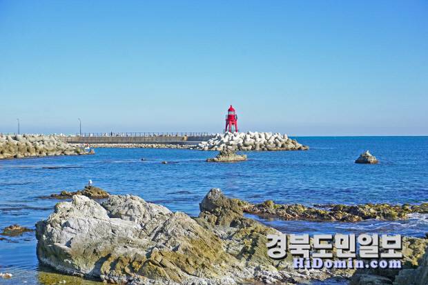 척사항 방파제 등대는 붉은 기둥 위에 성덕대왕신종 모형 종이 걸린 독특한 모양으로 고요한 바다와 어우러져 여행객의 시선을 사로잡는다.