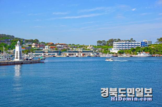 고즈넉한 어촌 마을 감포항은 푸른 바다가 어우러진 풍경 속에 등대와 방파제가 자리해 평화로운 바다의 일상을 담아낸다.