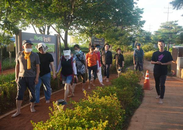 우로지자연숲 황톳길에서 맨발걷기 행사에 참석한 최기문 시장과 시민들