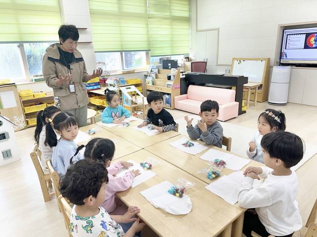 청송군이 유아들을 대상으로 유네스코 세계지질공원 교육프로그램을 운영하고 있다. 청송군 제공