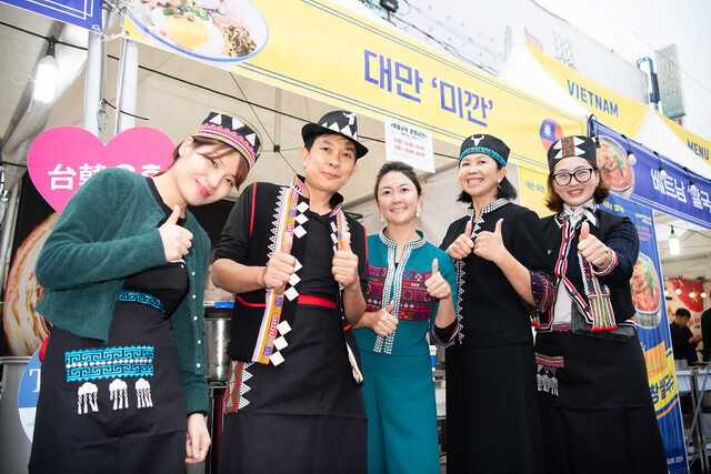 지난해 구미역앞 중앙로에서 열린 2024 구미라면축제에 참여한 셰프들이 세상에서 가장 긴 라면레스토랑앞에서 포즈를 취하고 있다. 구미시 제공