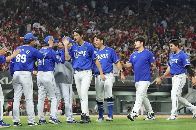 지난달 12일 광주 기아챔피언스필드에서 열린 '2025 신한 SOL 뱅크 KBO리그' 삼성 라이온즈와 KIA 타이거즈 경기 후 삼성 선수단이 세레머니를 하고 있다. <삼성 라이온즈 제공>