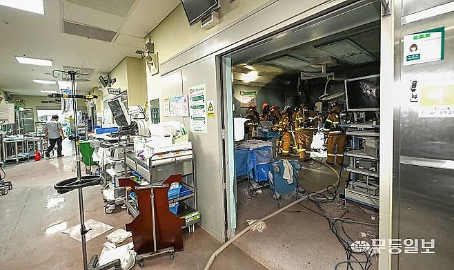 14일 광주 동구 학동 조선대학교 병원 수술실에서 오전 8시 12분 즈음에 화재가 발생, 소방대원들이 화재 현장을 살펴보고 있다 양광삼기자 ygs02@mdilbo.com