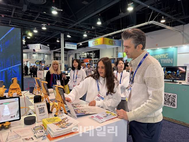 지난 1월 미국 라스베이거스에서 열린 ‘CES 2025’에 설치된 웅진씽크빅 전시관. (사진=웅진씽크빅)