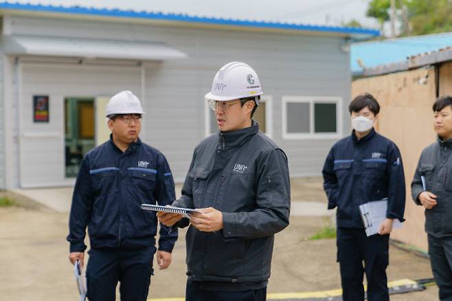 박재홍 우나스텔라 대표(왼쪽에서 두 번째)가 현장을 챙기고 있다.(사진=우나스텔라)