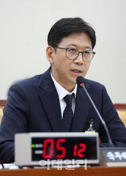 [이데일리 노진환 기자] 배경훈 과학기술정보통신부 장관 후보자가 14일 오후 서울 여의도 국회 과학기술정보방송통신위 전체회의에서 열린 인사청문회에 출석, 의원들의 질의에 답변하고 있다.