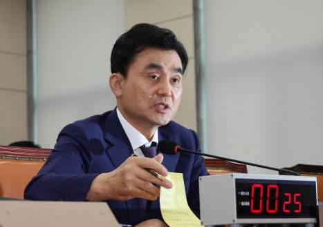 안규백 국방부 장관 후보자가 15일 서울 여의도 국회 국방위원회에서 열린 인사청문회에서 의원 질의에 답변하고 있다. (사진=연합뉴스)