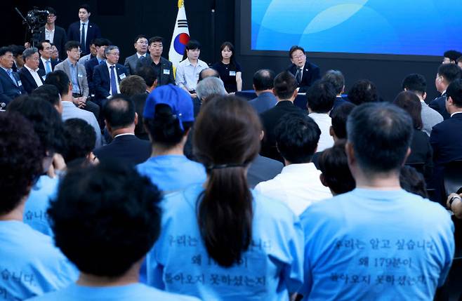 이재명 대통령이 6월 25일 광주광역시 국립아시아문화전당에서 열린 ‘광주시민·전남도민 타운홀미팅’에서 12·29 제주항공 여객기 참사 유가족 발언을 듣고 있다.(사진=대통령실통신사진기자단)