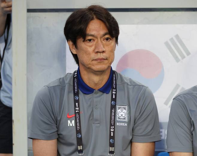 15일 경기도 용인미르스타디움에서 열린 2025년 동아시아축구연맹(EAFF) E-1 챔피언십(동아시안컵) 남자부 최종 3차전 한국과 일본의 경기. 홍명보 한국 감독이 경기 전 생각에 잠겨 있다. 사진=연합뉴스