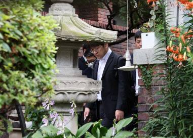 김건희 여사 관련 의혹들을 수사하는 민중기 특별검사팀이 15일 서울 역삼동 건진법사 전성배 씨의 법당에 대한 압수수색에 나선 가운데 법당에서 특검 관계자가 분주히 움직이고 있다. (사진=연합뉴스)