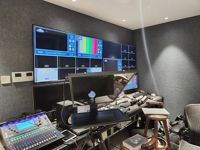 - 다양한 방송 장비들&nbsp;