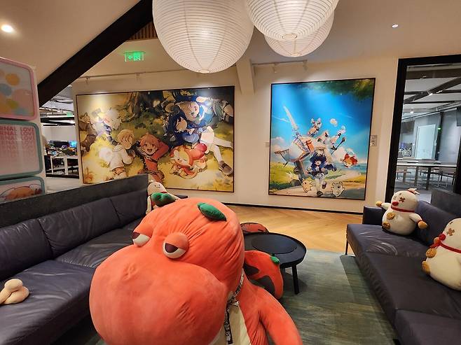 - 서비스 중인 게임으로 꾸며진 휴게 공간&nbsp;