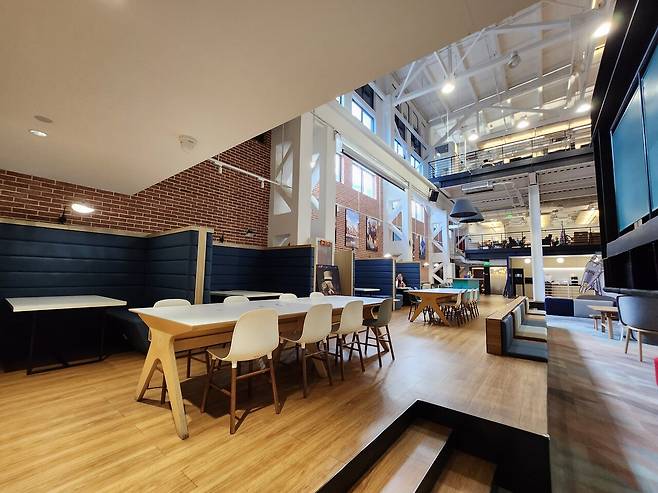 - 휴게 공간은 상당히 깔끔하다&nbsp;