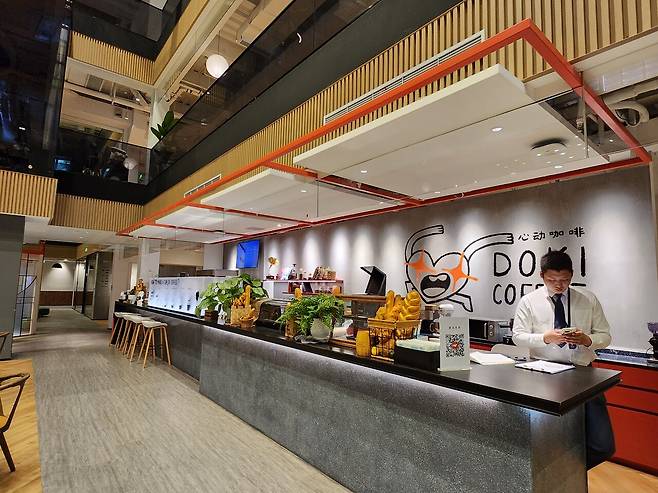 - 다양한 메뉴를 판매 중인 사내 카페&nbsp;