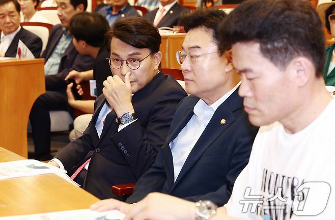 윤상현, 김성원 국민의힘 의원과 전한길 씨가 14일 서울 여의도 국회박물관에서 긴급토론회 '무엇을 할 것인가? 자유공화 리셋코리아를 위하여'에 참석해 자리하고 있다. 2025.7.14/뉴스1 ⓒ News1 김민지 기자