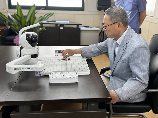 NHN이 충북 진천군에 기증한 AI 돌봄로봇 '바둑이'를 사용하는 모습 (NHN 제공)