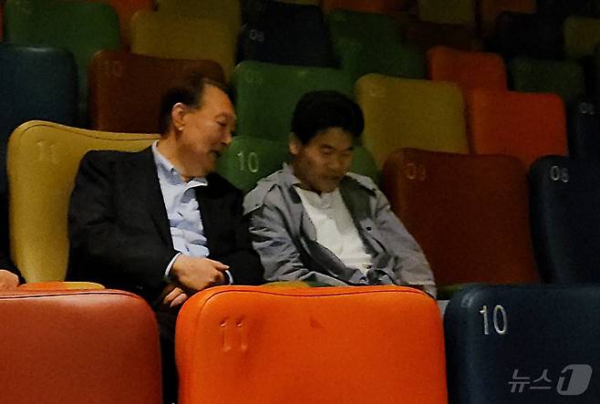 윤석열 전 대통령이 국민의힘을 탈당한 4일 뒤인 21일 오전 한국사 강사 전한길 씨와 서울 메가박스 동대문에서 영화 ‘부정선거, 신의 작품인가’ 관람을 앞두고 대화를 나누고 있다. 2025.5.21/뉴스1 ⓒ News1 조현기 기자