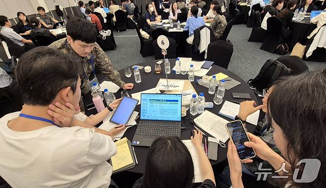 지난 9일 서울 용산 로카우스 호텔에서 열린 '2025년 질병청-국방부-지자체 감염병 대응 합동 훈련'에서 역학조사관 및 방역담당 공무원들이 수인성·식품매개 감염병 발생 시나리오 기반 미션을 수행하고 있다. 2025.7.9/뉴스1 조유리 기자