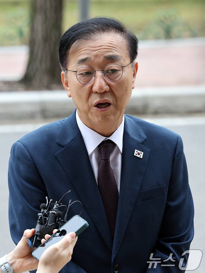 김윤덕 국토교통부 장관 후보자가 15일 오전 경기 과천시 정부과천청사에 마련된 인사청문회 사무실로 출근하며 소감을 밝히고 있다. 2025.7.15/뉴스1 ⓒ News1 황기선 기자