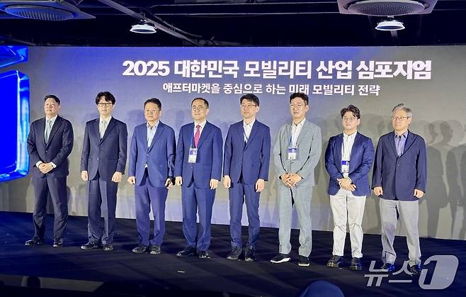 한국자동차기자협회와 SK렌터카는 15일 충남 천안시 'SK렌터카 오토옥션'에서 2025 대한민국 모빌리티산업 심포지엄을 개최했다. 사진은 심포지엄 주제 발표자와 패널 토론 참가자의 모습.ⓒ 뉴스1 이동희 기자.