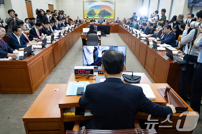 윤한홍 국회 정무위원장이 15일 서울 여의도 국회에서 열린 권오을 국가보훈부 장관 후보자에 대한 인사청문회에서 의사봉을 두드리고 있다. 2025.7.15/뉴스1 ⓒ News1 유승관 기자