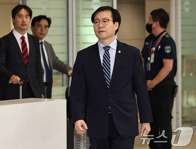 여한구 산업통상자원부 통상교섭본부장이 10일 오후 인천국제공항 제2여객터미널을 통해 워싱턴D.C에서 귀국하고 있다. 2025.7.10/뉴스1 ⓒ News1 구윤성 기자