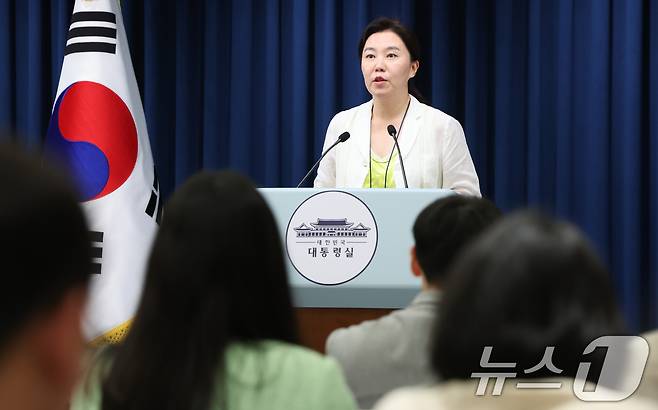 강유정 대통령실 대변인이 15일 서울 용산 대통령실 청사에서 국무회의 결과 및 APEC 관련 브리핑을 하고 있다. 2025.7.15/뉴스1 ⓒ News1 허경 기자