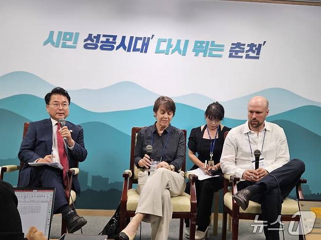 육동한 춘천시장과  미국 세인트존스대학 에밀리 랭스턴 총장 선임고문, 네이선 쉴즈 교수가 15일 시청 브리핑룸에서  기자들의 질문에 답변을 하고 있다. 2025.7.15 한귀섭 기자