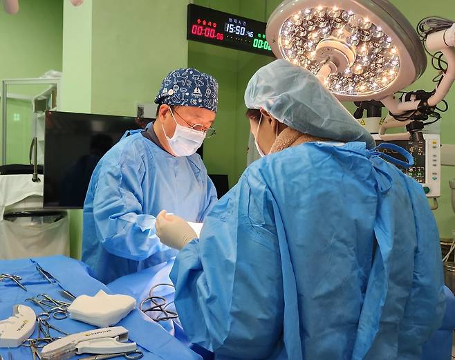 수술하는 정인성 원장(사진은 기사 내용과 무관함) ⓒ 뉴스1 한송아 기자