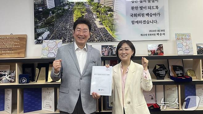 원강수 강원 원주시장이 15일 국회를 찾아 강원 교사 출신인 백승아 더불어민주당 국회의원(비례)과 지역 핵심 사업과 국비확보 방안을 논의했다. (원주시 제공. 재판매 및 DB금지) 2025.7.15/뉴스1