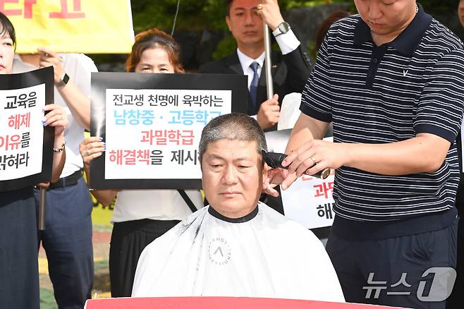 공진혁 울산시의원이 울주군 온양읍 발리지구 학교 부지 해제 철회를 요구하며 삭발식을 진행하고 있다.(울산시의회 제공. 재판매 및 DB금지)/뉴스1