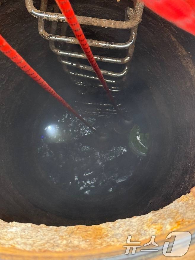 인천시 계양구 병방동의 한 도로 맨홀 아래 오수관에서 작업 중이던 A씨(50대)가 의식을 잃은 채 발견됐다. 인근에서 작업중이던 다른 인부 신고로 구조된 A씨는 인근 병원으로 옮겨져 치료를 받고 있으나 발견 당시 심정지 상태였던 것으로 전해졌다. 함께 작업하던 B씨(50대)는 아직 실종 상태다. 구조대는 맨홀 내부를 중심으로 수색 작업을 벌이고 있다. (인천소방본부 제공, 재판매 및 DB 금지) /뉴스1